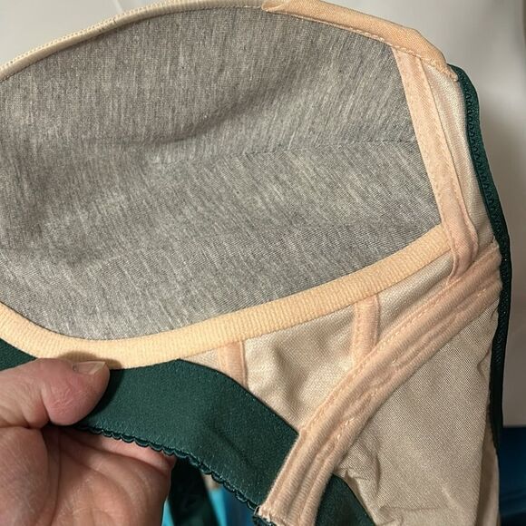 Beautiful green bra with support - Picture 4 of 4